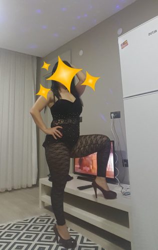 Beyaz renk ciltli Seksapel Rengin