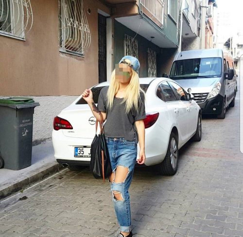 Cıvıl-cıvıl oral yapan kız Lamia