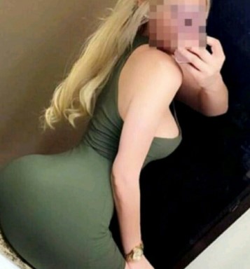 Şık saksocu kız Gülbiz